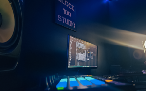 Block100Studio - Purple Vibe 2026 - Close Up